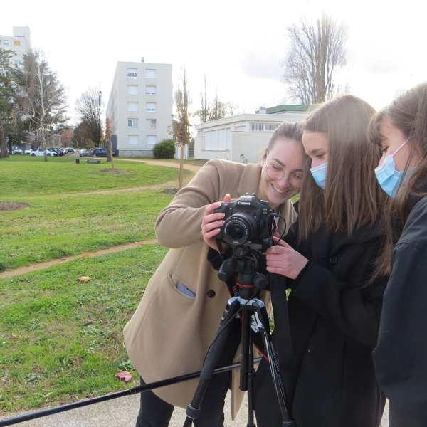 Lilou, Madison et Gaëlle sont toutes les trois étudiantes au Pôle Universitaire de Vichy et se forment aux Métiers du Multimédia et de l’Internet.